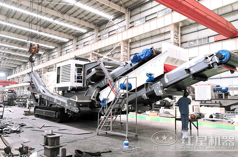 紅星履帶式液壓巖石破碎機車間組裝中