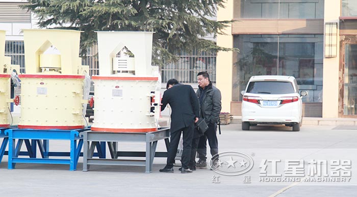 小型復合式咬石機用戶到廠參觀 小型復合式咬石機用戶到廠參觀