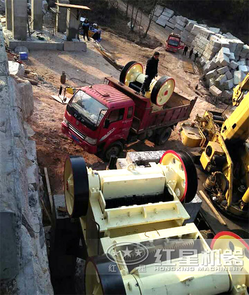 紅星顎式破碎機送貨到用戶現場