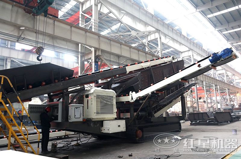 廢石粉碎機(jī)_廢石破碎機(jī)車(chē)間工人安裝中