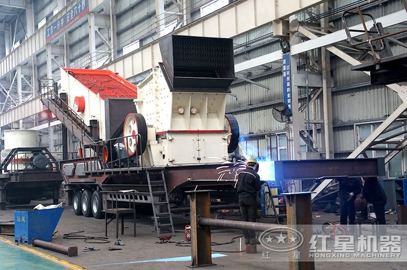 紅星技術(shù)工人車(chē)間作業(yè)