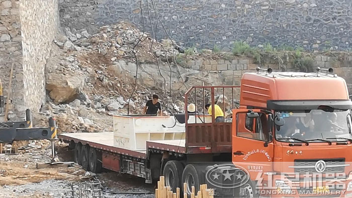 破碎機(jī)運(yùn)到現(xiàn)場準(zhǔn)備安裝