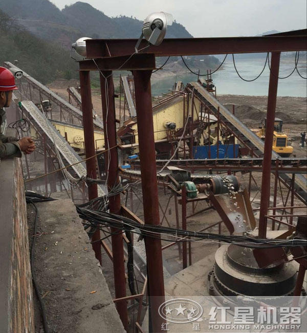 河卵石破碎制砂生產線現場 河卵石破碎制砂生產線現場