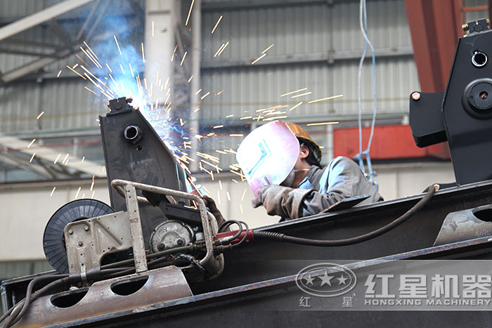 紅星履帶式移動破碎站技術工人正在焊接