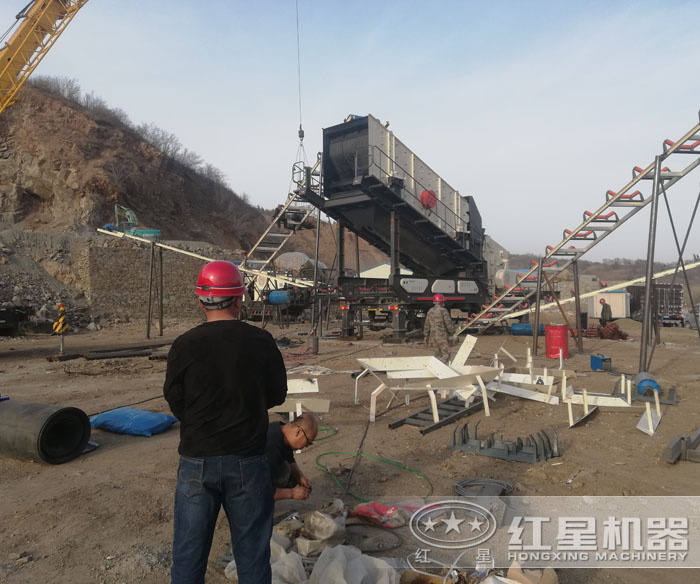 移動式破碎篩分站正在安裝振動篩 移動式破碎篩分站正在安裝振動篩