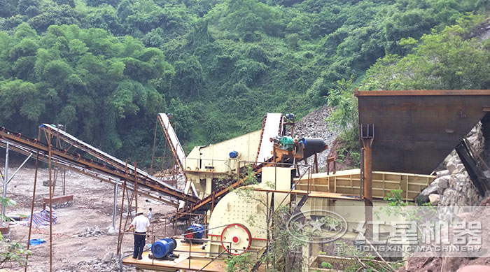 重錘式破碎機(jī)施工現(xiàn)場(chǎng) 重錘式破碎機(jī)施工現(xiàn)場(chǎng)