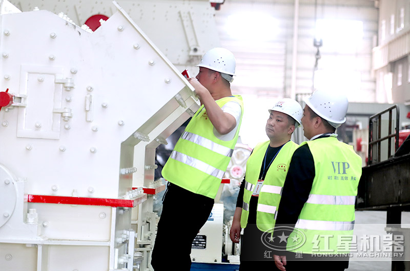 用戶(hù)到車(chē)間參觀細(xì)碎機(jī)