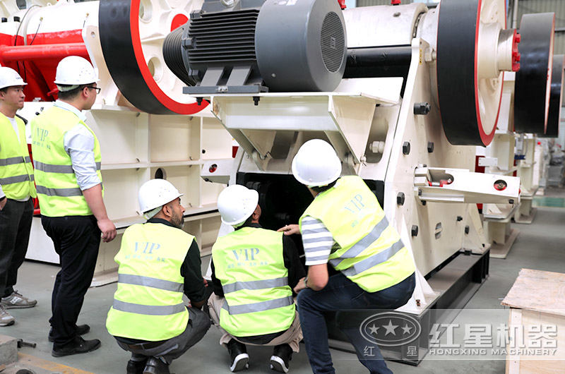 印度用戶到廠參觀鄂式破碎機