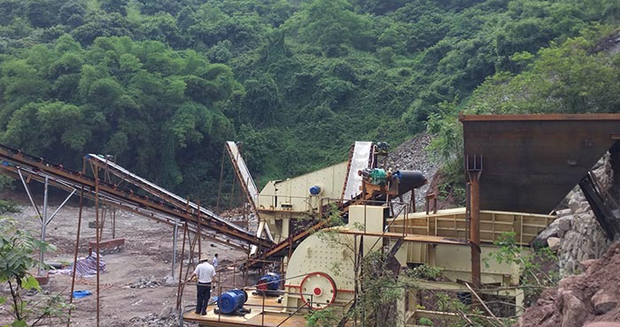 重錘式粉碎機雙電機配置作業(yè)中