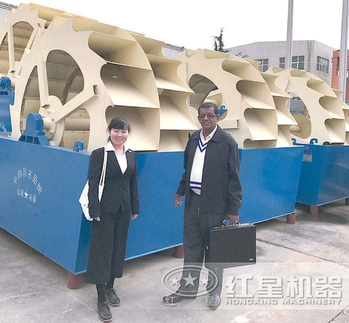 用戶到廠參觀紅星輪斗洗沙機(jī)