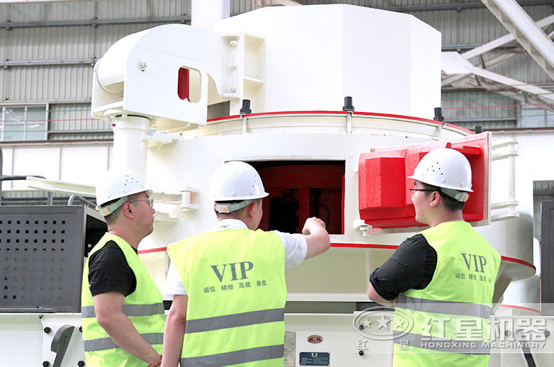 用戶到車間參觀紅星制沙機(jī)