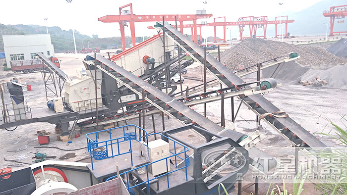 可移動的粉碎石頭設(shè)備作業(yè)現(xiàn)場