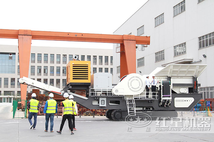 用戶到廠實地參觀履帶移動破碎機