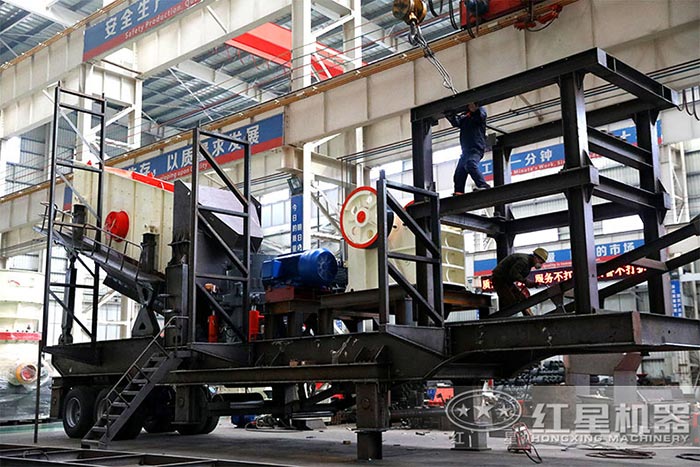 一臺移動破碎機搭在兩臺 一臺移動破碎機搭在兩臺