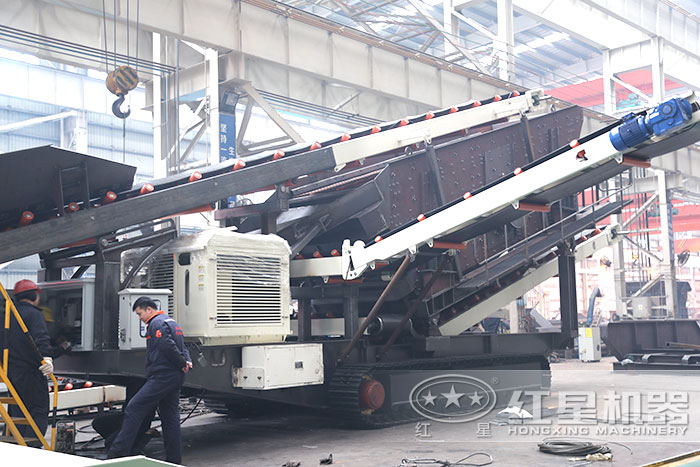 履帶式正在安裝柴油機作業中 履帶式正在安裝柴油機作業中