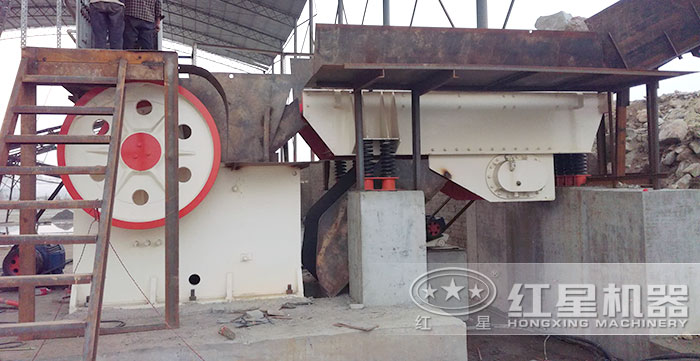 顎式破碎機(jī)作業(yè)現(xiàn)場(chǎng)