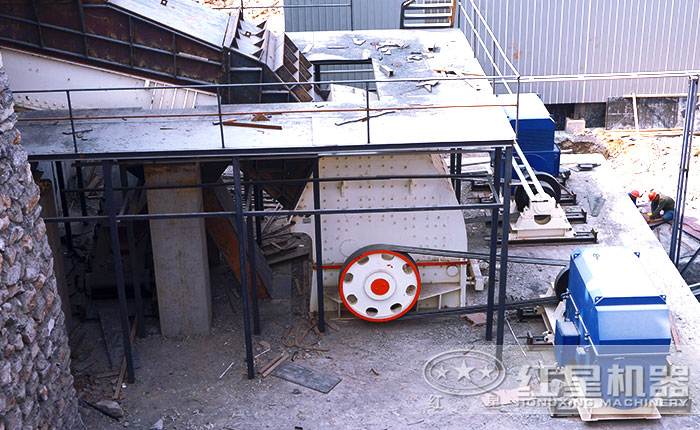 錘式破碎機(jī)固定現(xiàn)場(chǎng)圖