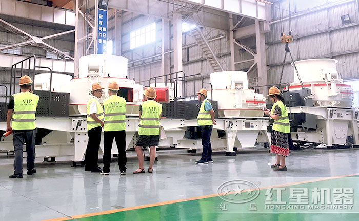 客戶參觀制砂機生產(chǎn)車間