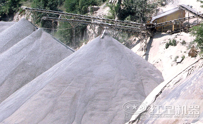 制砂生產(chǎn)現(xiàn)場出料圖