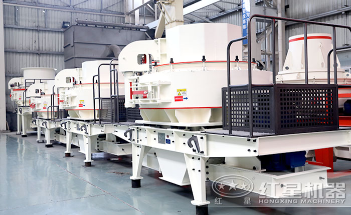 車間里一排排的VSI制砂機整裝待發(fā)