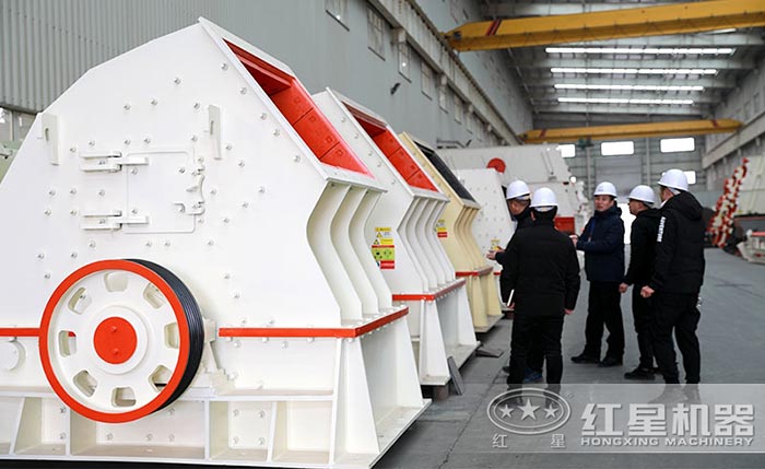 用戶參觀重錘式破碎機(jī)