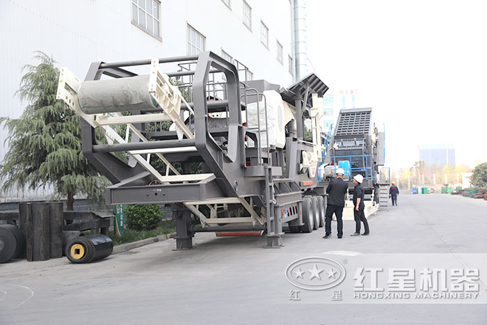 客戶到場參觀“多功能”移動碎石機器 客戶到場參觀“多功能”移動碎石機器