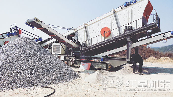 履帶移動(dòng)砂石粉碎機(jī)施工現(xiàn)場