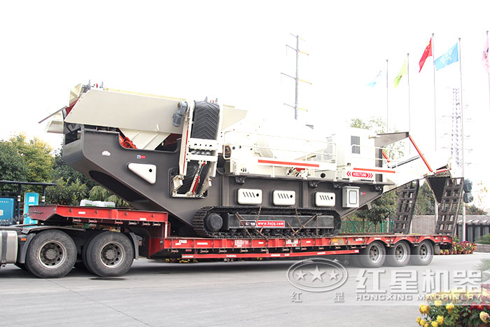 紅星履帶移動(dòng)式砂石粉碎機(jī)場地發(fā)貨現(xiàn)場