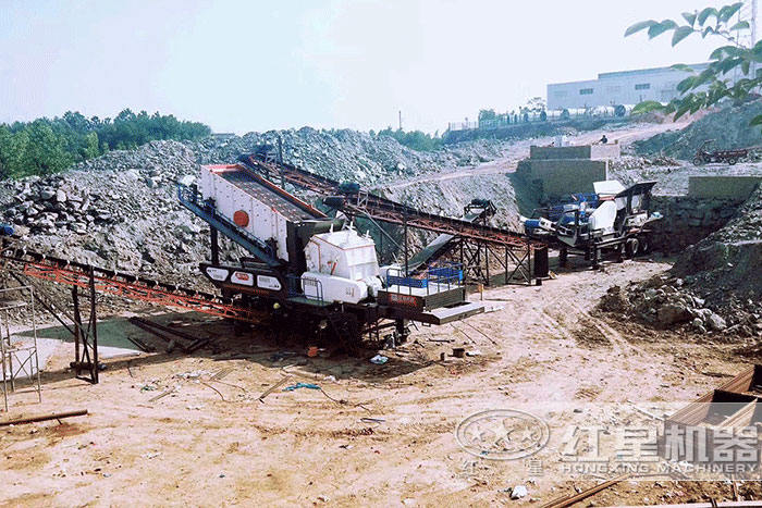 汽車式流動(dòng)破碎機(jī)_汽車移動(dòng)破碎設(shè)備施工現(xiàn)場(chǎng)