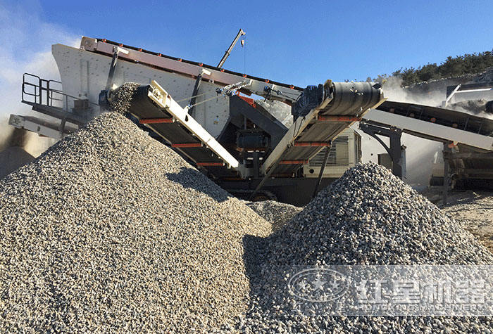 履帶配置的汽車式流動(dòng)破碎機(jī)_汽車移動(dòng)破碎設(shè)備作業(yè)現(xiàn)場(chǎng)