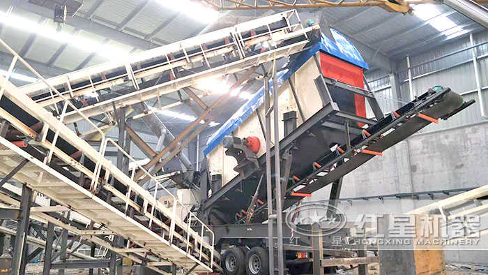 大型沙石粉碎機(jī)移動(dòng)制沙作業(yè)現(xiàn)場