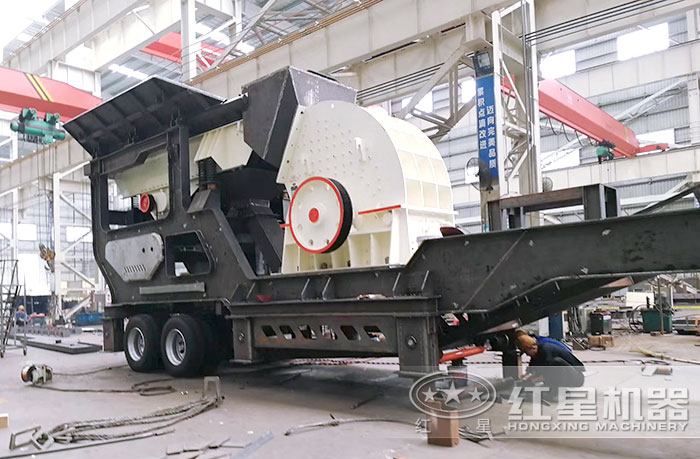 大型移動(dòng)沙石粉碎機(jī)車間