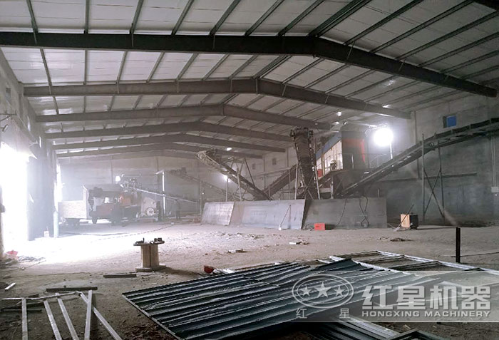 正在搭建中碎石生產線