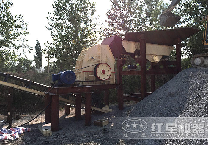 重錘式破碎機加工石頭現(xiàn)場 重錘式破碎機加工石頭現(xiàn)場