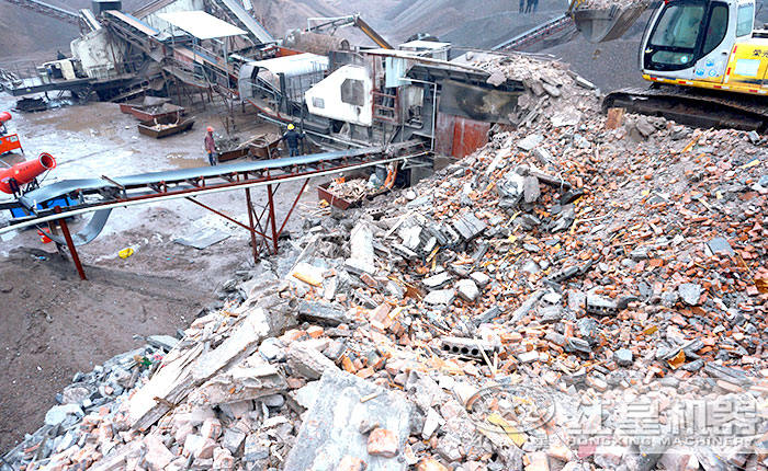 車載移動粉碎機處理建筑渣土施工作業(yè)現(xiàn)場 車載移動粉碎機處理建筑渣土施工作業(yè)現(xiàn)場