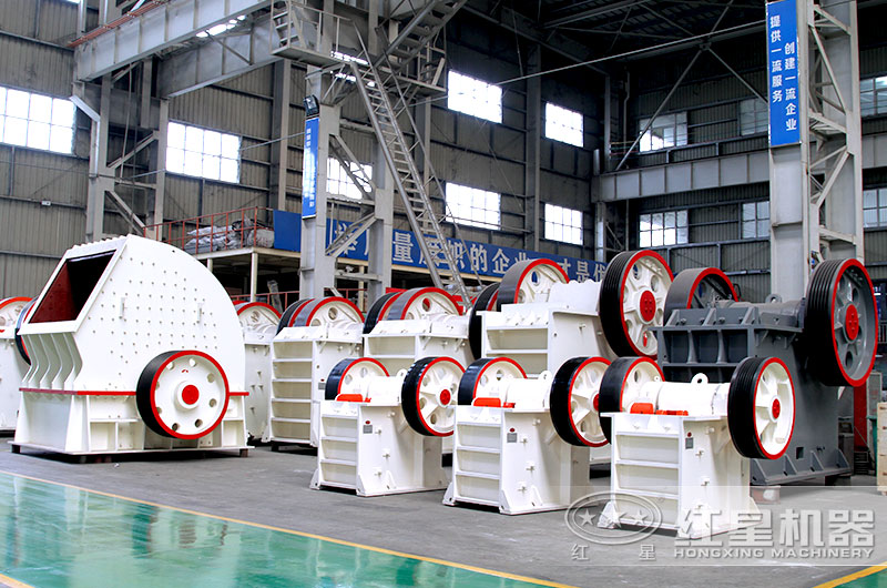 紅星車間整齊排放的各種砂石粉碎機現貨 紅星車間整齊排放的各種砂石粉碎機現貨