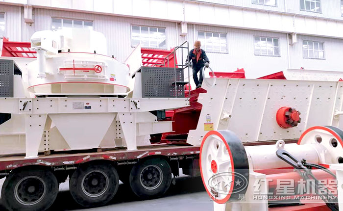 成套制砂生產(chǎn)設(shè)備正在裝車準(zhǔn)備發(fā)往客戶現(xiàn)場
