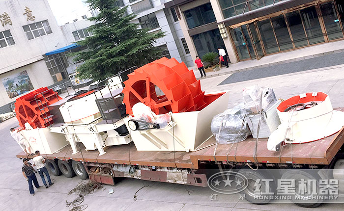 客戶在紅星選購的洗砂機、制砂機正發往生產現場 客戶在紅星選購的洗砂機、制砂機正發往生產現場