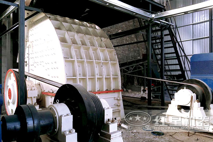 錘式破碎機施工作業(yè)現(xiàn)場 錘式破碎機施工作業(yè)現(xiàn)場