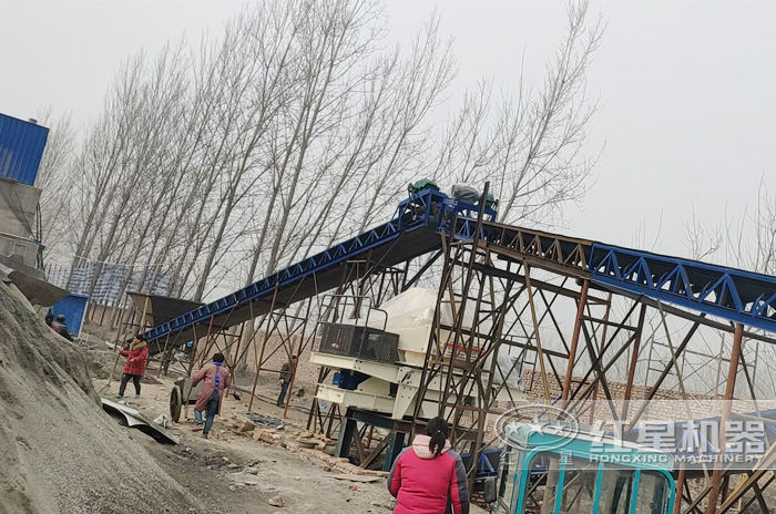 時(shí)產(chǎn)30噸造沙機(jī)湖南生產(chǎn)現(xiàn)場(chǎng)