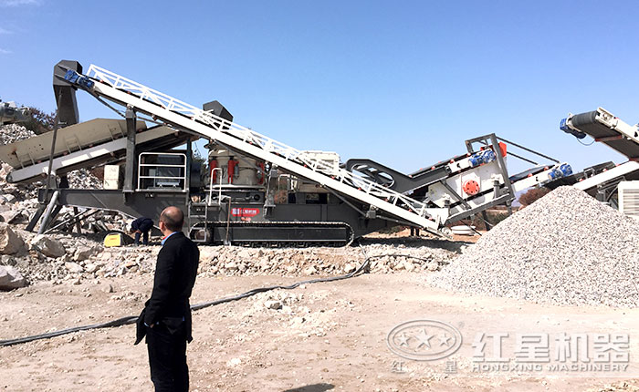 履帶式移動(dòng)泥石分離機(jī)現(xiàn)場作業(yè)