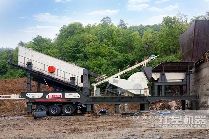 山東重錘式移動碎石篩分一體機生產現場