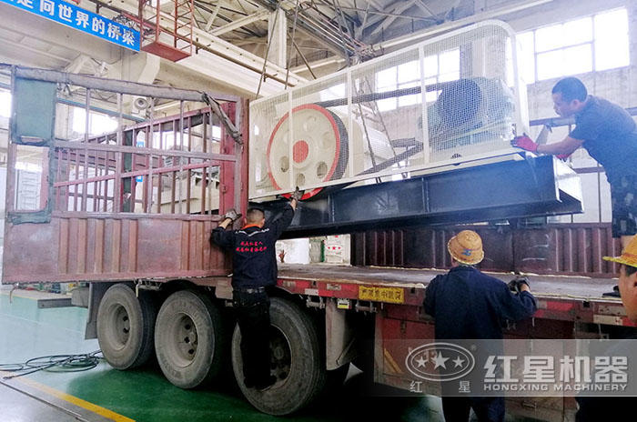 對(duì)輥制砂機(jī)現(xiàn)貨發(fā)往客戶現(xiàn)場(chǎng)