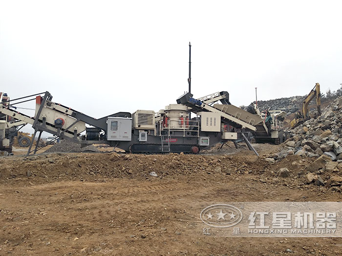 履帶移動建筑垃圾處理現(xiàn)場作業(yè)