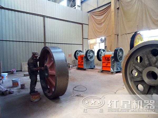 時產(chǎn)2000t花崗巖破碎機生產(chǎn)車間