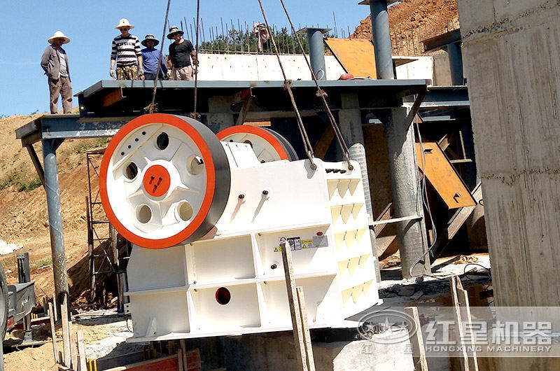 顎式破碎機現(xiàn)場施工中