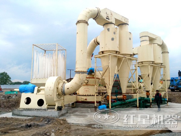 環(huán)保雷蒙磨粉機(jī)工作現(xiàn)場