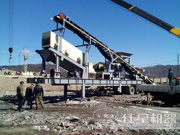 鵝卵石車載破碎機生產現場