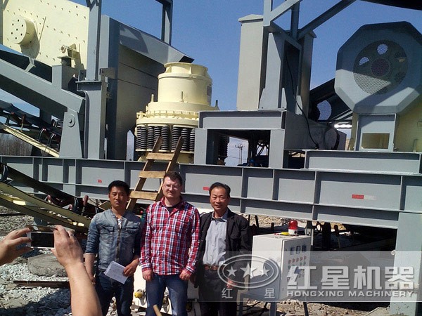 汽車輪胎碎石機(jī)現(xiàn)場(chǎng)作業(yè)