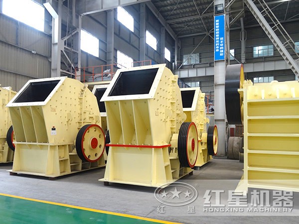 時產600噸重錘型破碎機生產車間